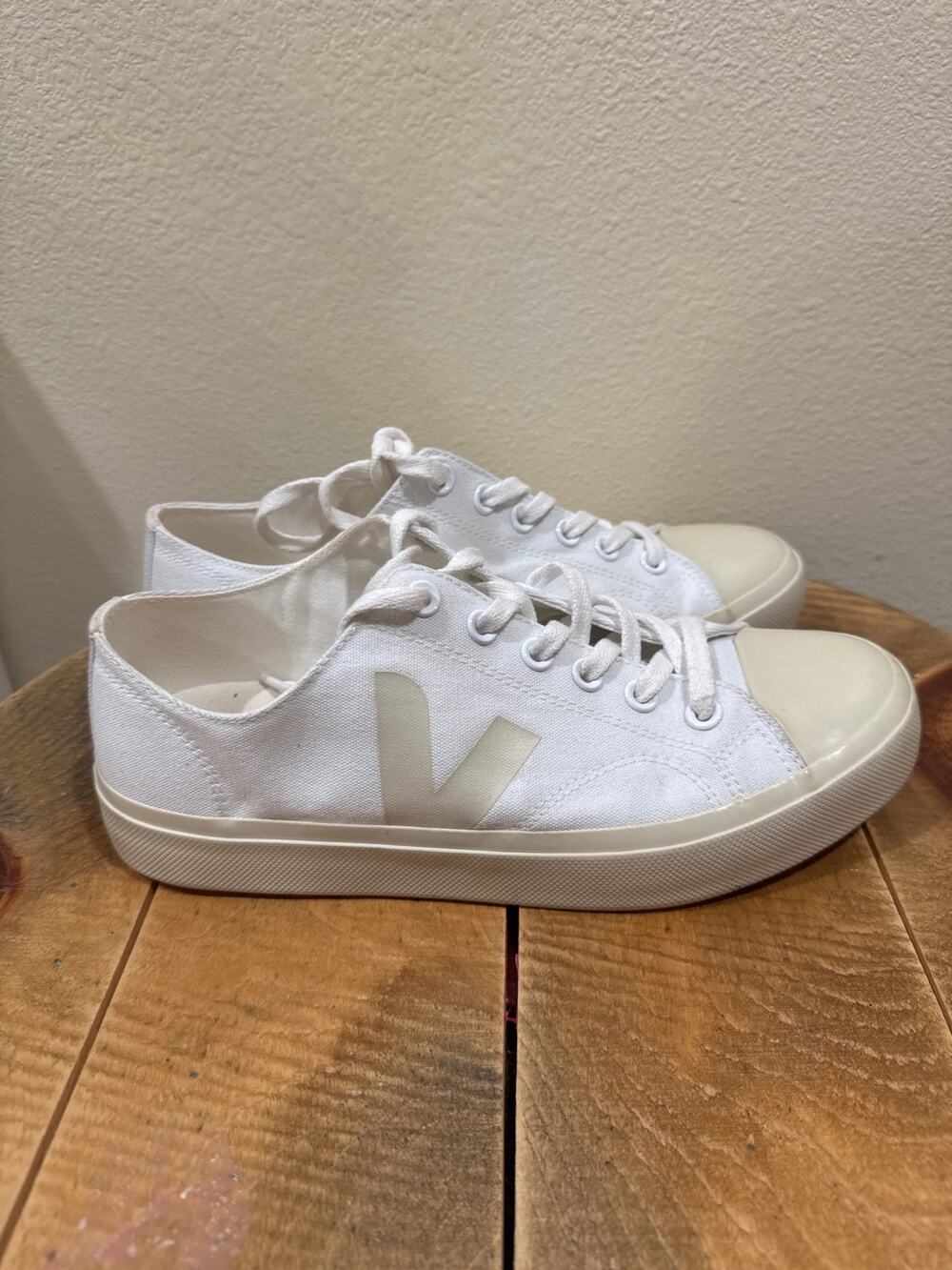 Womens Veja Wata II Low-Top Sneakers white size 11